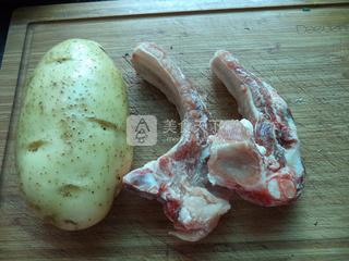 <a href=/shicai/shucai/TuDou/index.html target=_blank><u>土豆</u></a>蒸<a href=/shicai/rouqin/PaiGu/index.html target=_blank><u>排骨</u></a>