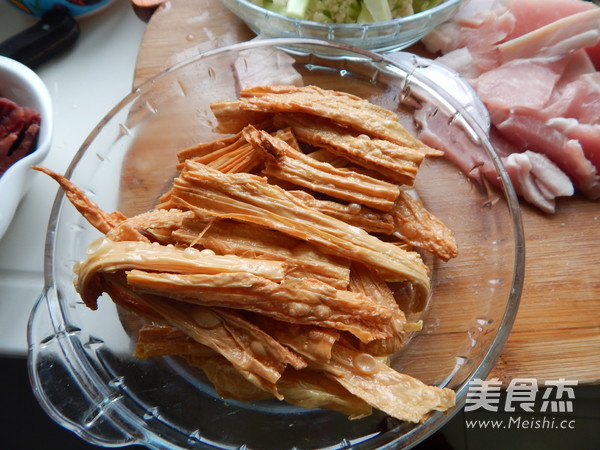 干锅<a href=/shicai/mimian/FuZhu/index.html target=_blank><u>腐竹</u></a>的做法