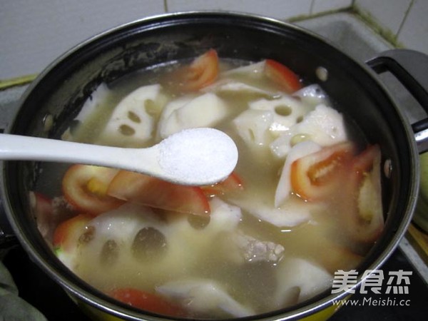 <a href=/shicai/shucai/XiHongShi/index.html target=_blank><u>西红柿</u></a><a href=/shicai/rouqin/JiGu/index.html target=_blank><u>脊骨</u></a>炖连<a href=/shicai/shucai/Ou/index.html target=_blank><u>藕</u></a>的做法