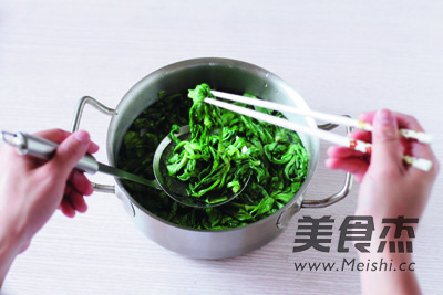 <a href=/shicai/shuichanpin/JinQiangYu/index.html target=_blank><u>金枪鱼</u></a>拌蓬蒿的做法