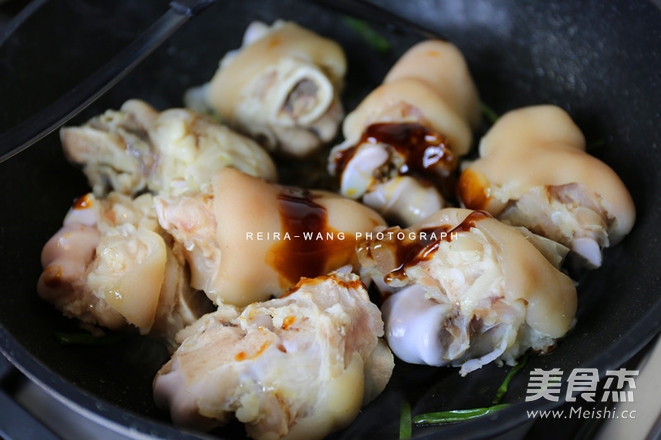 <a href=/shicai/guopin/HuaSheng/index.html target=_blank><u>花生</u></a>焖猪弯弯的做法