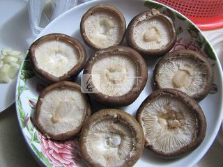 <a href=/shicai/shucai/XiangGu/index.html target=_blank><u>香菇</u></a><a href=/shicai/rouqin/AnChun/index.html target=_blank><u>鹌鹑</u></a>蛋