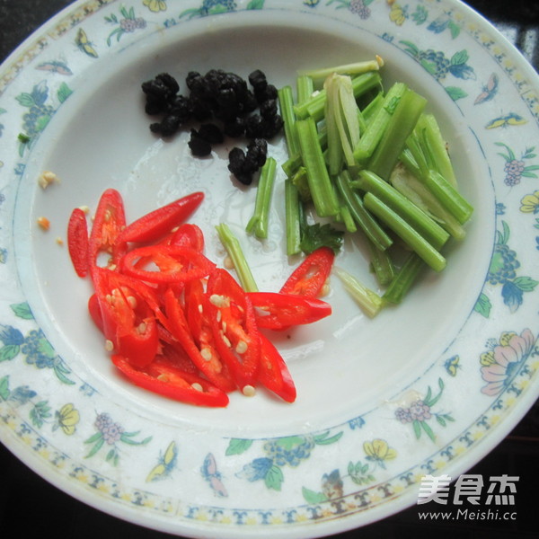 <a href=/shicai/mimian/HeiDou/index.html target=_blank><u>黑豆</u></a>豉煮<a href=/shicai/mimian/DouFu/index.html target=_blank><u>豆腐</u></a>的做法