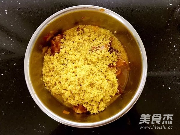 <a href=/shicai/mimian/XiaoMi/index.html target=_blank><u>小米</u></a>蒸<a href=/shicai/rouqin/PaiGu/index.html target=_blank><u>排骨</u></a>的做法