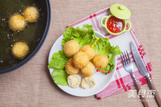 <a href=/shicai/mimian/ZhiShi/index.html target=_blank><u>芝士</u></a>鸡茸球的做法