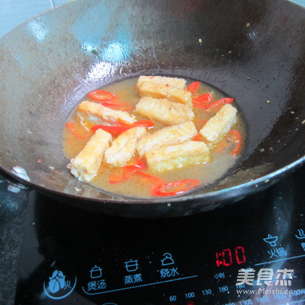 <a href=/shicai/mimian/HeiDou/index.html target=_blank><u>黑豆</u></a>豉煮<a href=/shicai/mimian/DouFu/index.html target=_blank><u>豆腐</u></a>的做法