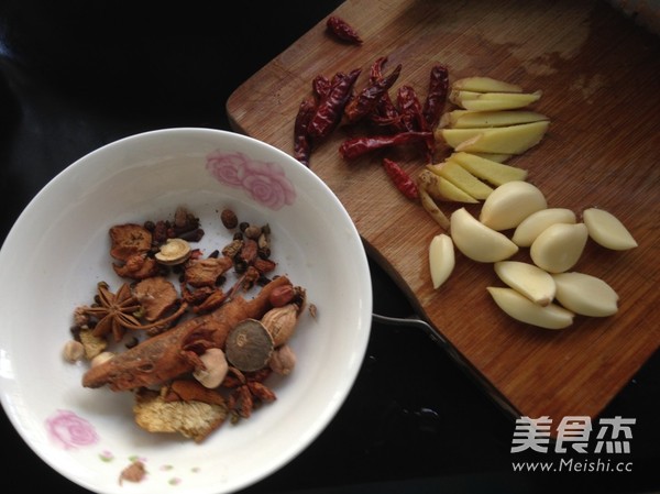 <a href=/shicai/shucai/BanLi/index.html target=_blank><u>板栗</u></a>烧鸡的做法