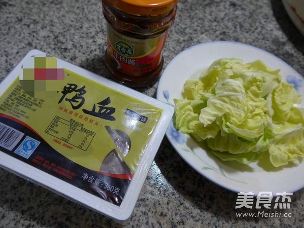 <a href=/shicai/shucai/YuanBaiCai/index.html target=_blank><u>圆<a href=/shicai/shucai/BaiCai/index.html target=_blank><u>白菜</u></a></u></a>煮<a href=/shicai/rouqin/YaXie/index.html target=_blank><u>鸭<a href=/shicai/rouqin/Xue/index.html target=_blank><u>血</u></a></u></a>的做法