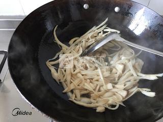 干煸<a href=/shicai/shucai/XingBaoGu/index.html target=_blank><u><a href=/shicai/guopin/Xing/index.html target=_blank><u>杏</u></a>鲍菇</u></a>