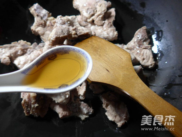 笋干菜烧<a href=/shicai/rouqin/LongGu/index.html target=_blank><u>龙骨</u></a>的做法