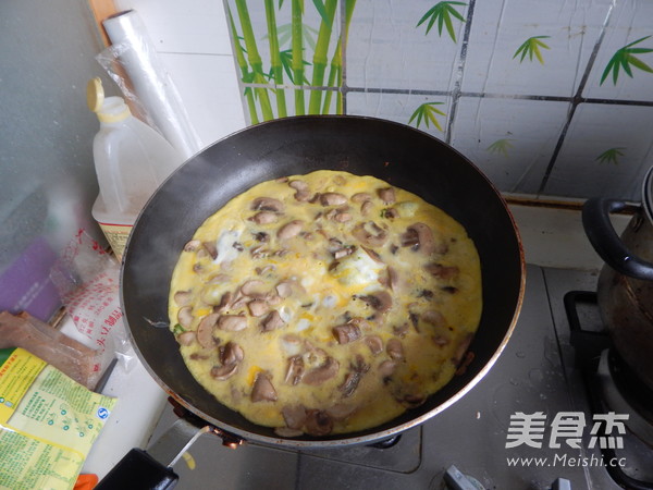 双蛋煎<a href=/shicai/shucai/KouMo/index.html target=_blank><u>口蘑</u></a>的做法