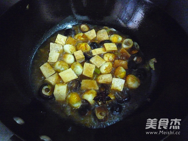 <a href=/shicai/shucai/XiangGu/index.html target=_blank><u>香菇</u></a>冻<a href=/shicai/mimian/DouFu/index.html target=_blank><u>豆腐</u></a>烧<a href=/shicai/rouqin/AnChun/index.html target=_blank><u>鹌鹑</u></a>蛋的做法