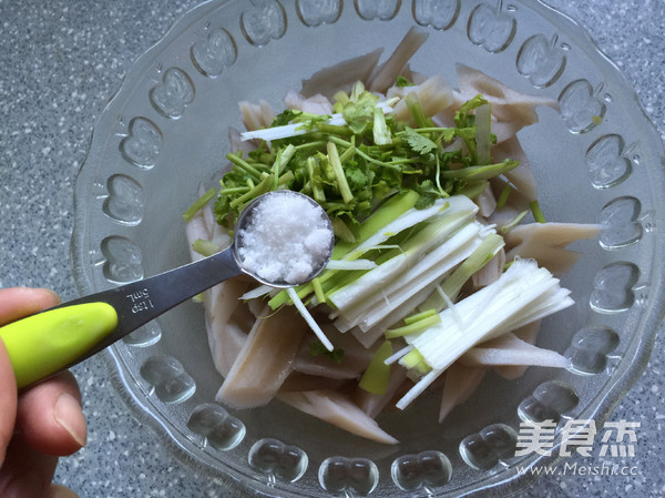 爽口清肠<a href=/shicai/shucai/LianOu/index.html target=_blank><u>莲<a href=/shicai/shucai/Ou/index.html target=_blank><u>藕</u></a></u></a>块的做法