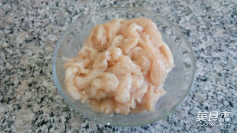 尖椒<a href=/shicai/rouqin/ZhengJi/index.html target=_blank><u>鸡肉</u></a>的做法