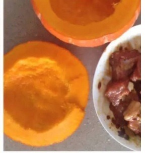 <a href=/shicai/shucai/NanGua/index.html target=_blank><u>南瓜</u></a>蒸<a href=/shicai/rouqin/PaiGu/index.html target=_blank><u>排骨</u></a>