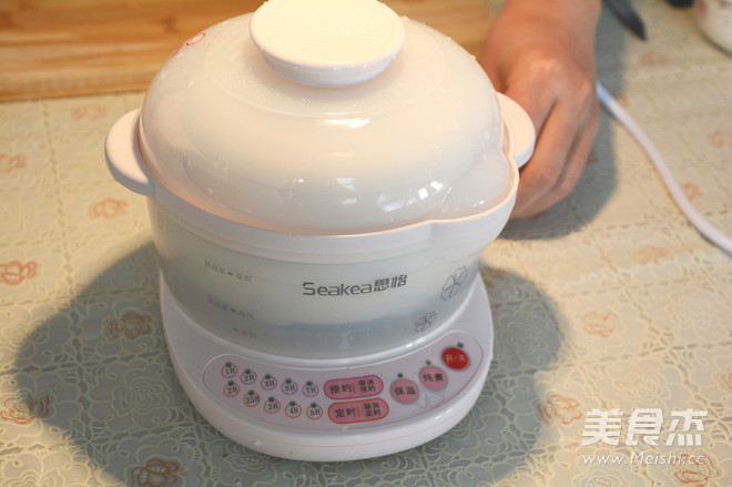 <a href=/shicai/shucai/BaiHe/index.html target=_blank><u>百合</u></a>炖雪<a href=/shicai/guopin/Li/index.html target=_blank><u>梨</u></a>的做法