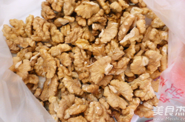 蜜汁核<a href=/shicai/guopin/Tao/index.html target=_blank><u>桃</u></a>的做法