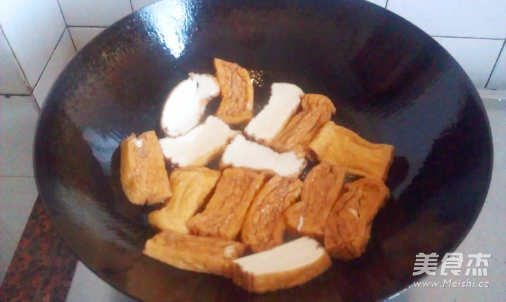 芹香油<a href=/shicai/mimian/DouFu/index.html target=_blank><u>豆腐</u></a>的做法