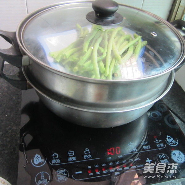 肉蒸<a href=/shicai/shucai/DouJiao/index.html target=_blank><u>豆角</u></a>的做法