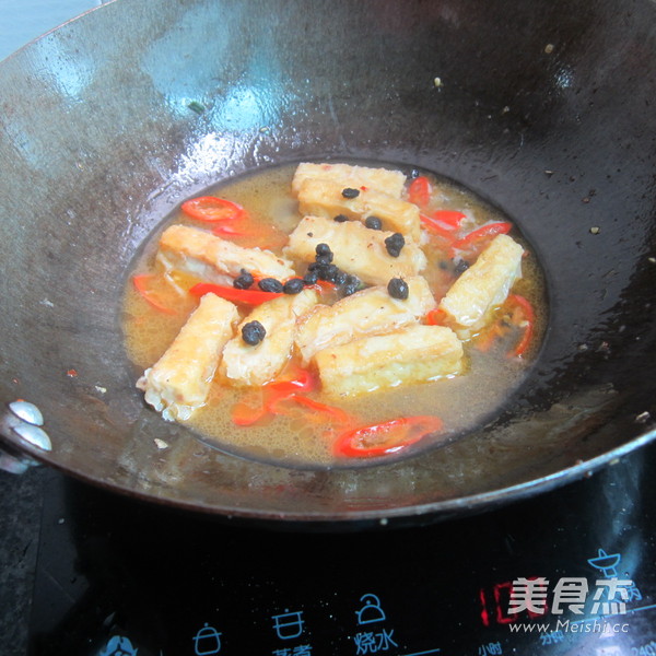 <a href=/shicai/mimian/HeiDou/index.html target=_blank><u>黑豆</u></a>豉煮<a href=/shicai/mimian/DouFu/index.html target=_blank><u>豆腐</u></a>的做法