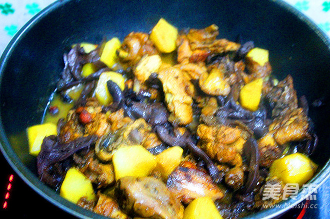 小鸡炖<a href=/shicai/shucai/MoGu/index.html target=_blank><u>蘑菇</u></a>的做法