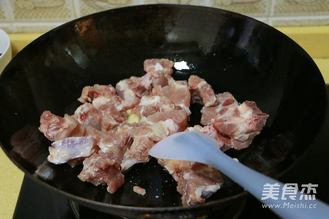 <a href=/shicai/shucai/TuDou/index.html target=_blank><u>土豆</u></a>焖<a href=/shicai/rouqin/PaiGu/index.html target=_blank><u>排骨</u></a>的做法