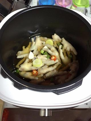 秘香红烧<a href=/shicai/rouqin/JiZha/index.html target=_blank><u>鸡爪</u></a>