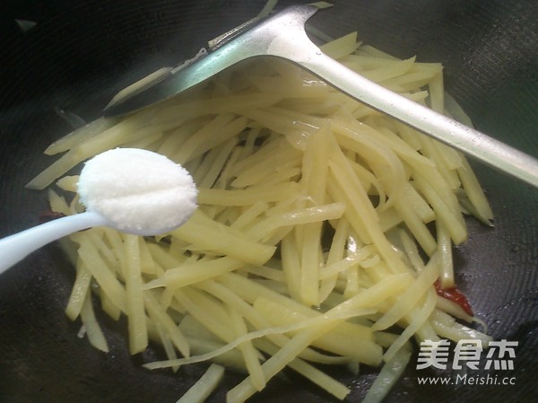 炝炒<a href=/shicai/shucai/TuDou/index.html target=_blank><u>土豆</u></a>丝的做法