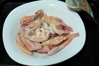 锡纸盐焗鸡<a href=/shicai/rouqin/ChiJian/index.html target=_blank><u>翅尖</u></a>