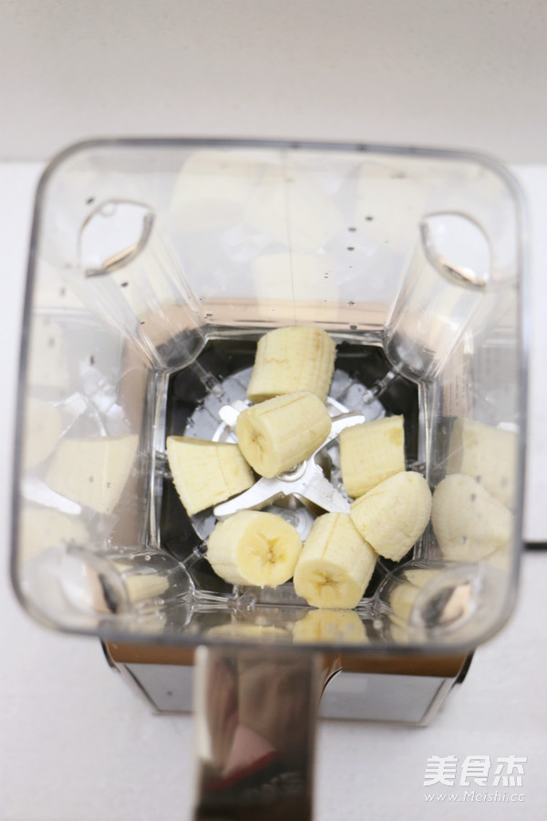 <a href=/shicai/guopin/XianJiao/index.html target=_blank><u>香蕉</u></a>奶昔的做法