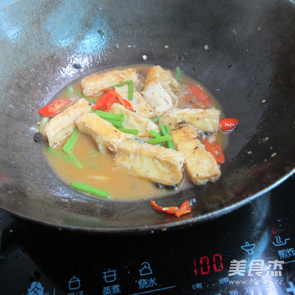 <a href=/shicai/mimian/HeiDou/index.html target=_blank><u>黑豆</u></a>豉煮<a href=/shicai/mimian/DouFu/index.html target=_blank><u>豆腐</u></a>的做法