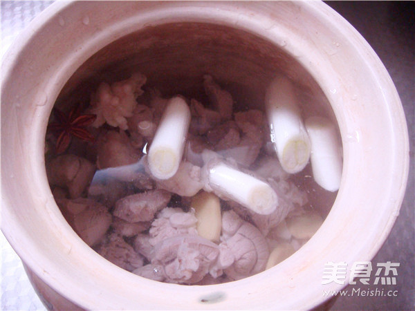 白<a href=/shicai/shucai/LuoBo/index.html target=_blank><u>萝卜</u></a>炖<a href=/shicai/rouqin/YangRou/index.html target=_blank><u>羊肉</u></a>的做法