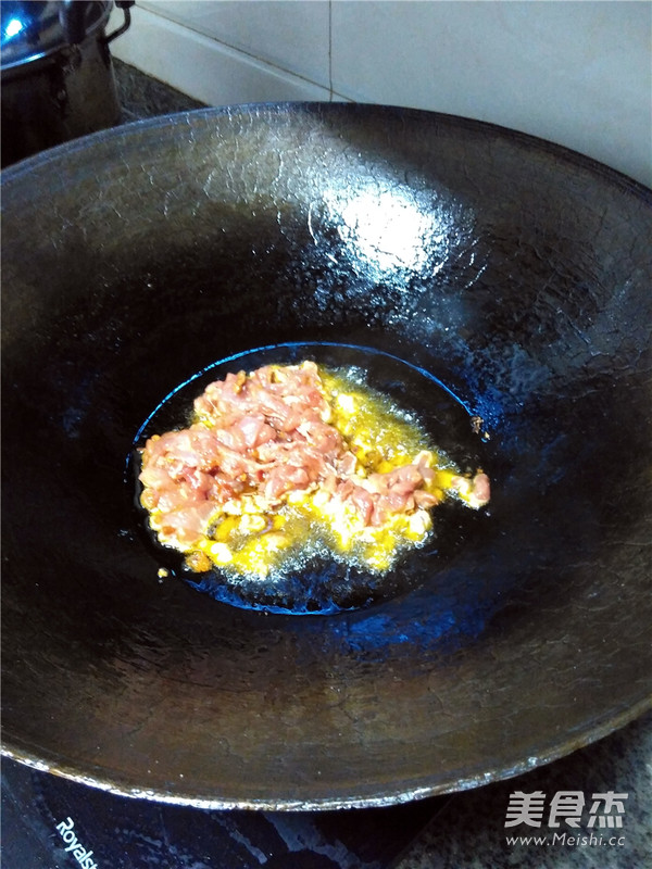 双椒<a href=/shicai/shucai/XiQin/index.html target=_blank><u>西芹</u></a>肉丝的做法