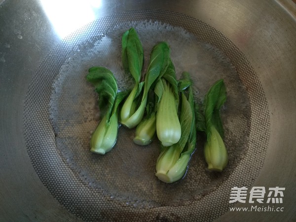 <a href=zt/hsszt target=_blank><u>红烧狮子头</u></a>的做法