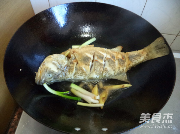 <a href=/shicai/shucai/ZiSu/index.html target=_blank><u>紫苏</u></a>烧<a href=/shicai/shuichanpin/LuYu/index.html target=_blank><u>鲈鱼</u></a>的做法