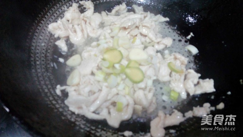 尖椒<a href=/shicai/rouqin/ZhengJi/index.html target=_blank><u>鸡肉</u></a>的做法