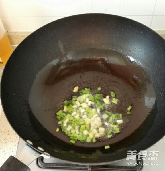 <a href=/shicai/diaoweipin/CongYou/index.html target=_blank><u>葱油</u></a><a href=/shicai/shucai/NanGua/index.html target=_blank><u>南瓜</u></a>的做法