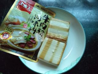 <a href=/shicai/rouqin/NiuRou/index.html target=_blank><u>牛肉</u></a>味<a href=/shicai/mimian/DouFu/index.html target=_blank><u>豆腐</u></a>片