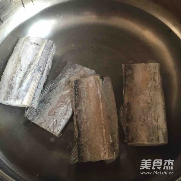 红烧<a href=/shicai/shuichanpin/DaiYu/index.html target=_blank><u>带鱼</u></a>的做法