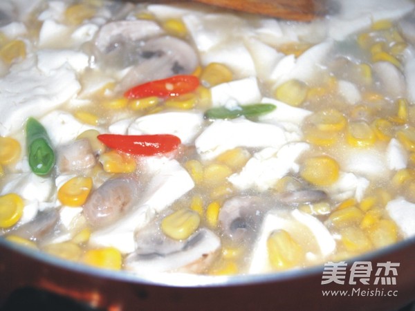 粟米磨菇烩<a href=/shicai/mimian/DouFu/index.html target=_blank><u>豆腐</u></a>的做法