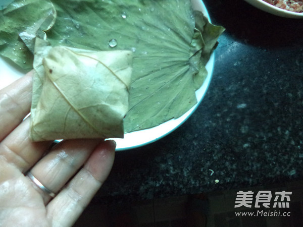 香烤<a href=/shicai/shucai/HeYe/index.html target=_blank><u>荷叶</u></a>肉丸的做法