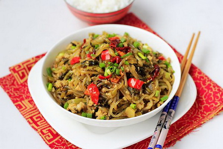 <a href=/shicai/shucai/XueLiHong/index.html target=_blank><u>雪里蕻</u></a>肉末<a href=/shicai/mimian/FenTiao/index.html target=_blank><u>粉条</u></a>