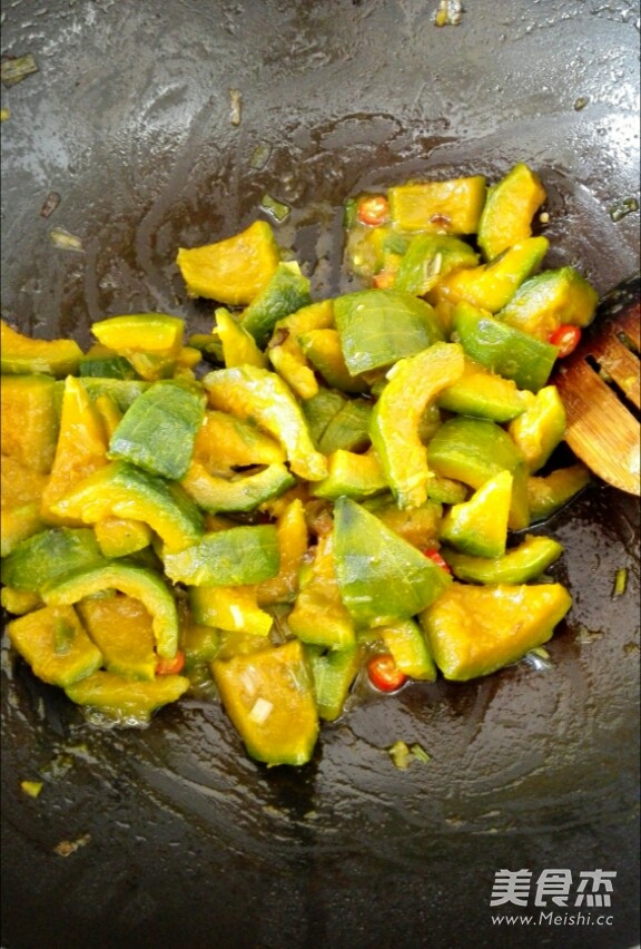 <a href=/shicai/diaoweipin/CongYou/index.html target=_blank><u>葱油</u></a><a href=/shicai/shucai/NanGua/index.html target=_blank><u>南瓜</u></a>的做法