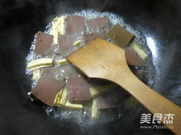 <a href=/shicai/shucai/JiuCai/index.html target=_blank><u>韭菜</u></a><a href=/shicai/mimian/FuZhu/index.html target=_blank><u>腐竹</u></a>煮<a href=/shicai/rouqin/YaXie/index.html target=_blank><u>鸭<a href=/shicai/rouqin/Xue/index.html target=_blank><u>血</u></a></u></a>的做法