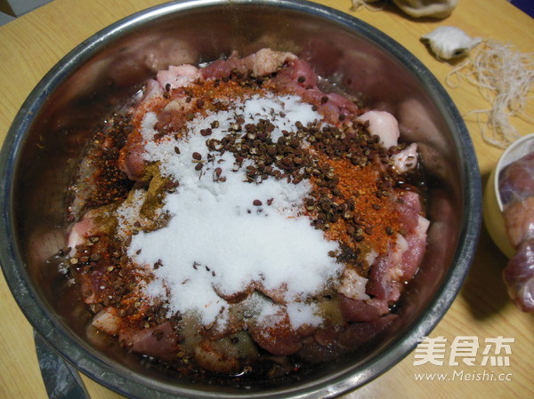 备年货之灌腊肠的做法