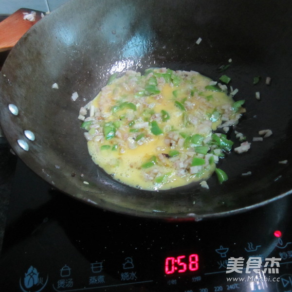 <a href=/shicai/shucai/XiangYu/index.html target=_blank><u>香芋</u></a>丁煎蛋的做法