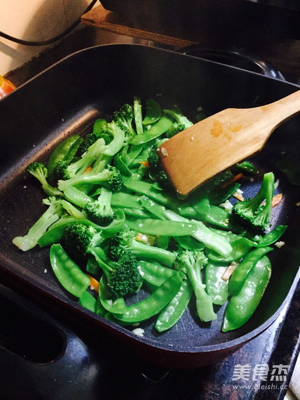 <a href=/shicai/shucai/HeLanDou/index.html target=_blank><u>荷兰豆</u></a><a href=/shicai/shucai/XiLanHua/index.html target=_blank><u>西兰花</u></a>双拼的做法