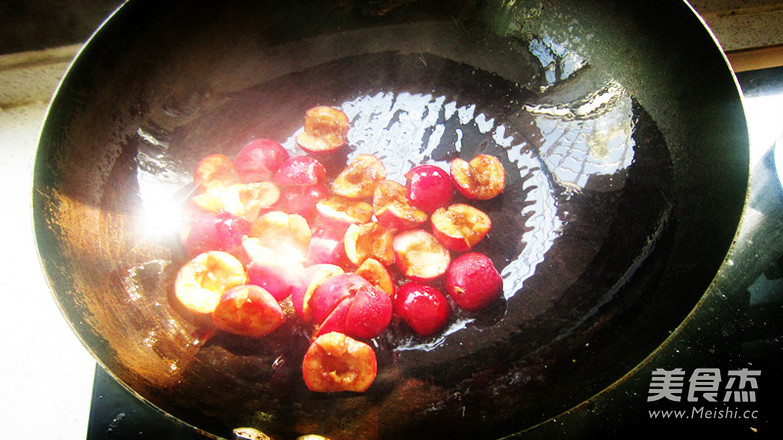 <a href=/shicai/guopin/ShanZha/index.html target=_blank><u>山楂</u></a>炖<a href=/shicai/rouqin/PaiGu/index.html target=_blank><u>排骨</u></a>的做法