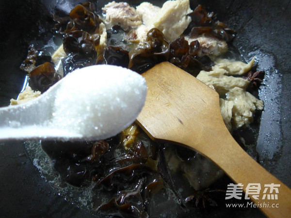 黑<a href=/shicai/shucai/MuEr/index.html target=_blank><u>木耳</u></a><a href=/shicai/rouqin/JiChi/index.html target=_blank><u>鸡翅</u></a>烧<a href=/shicai/mimian/KaoFu/index.html target=_blank><u>烤麸</u></a>的做法