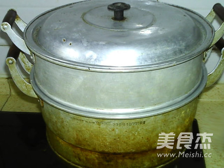 椒盐葱香<a href=/shicai/shucai/MeiGuiHua/index.html target=_blank><u>玫瑰花</u></a>卷的做法